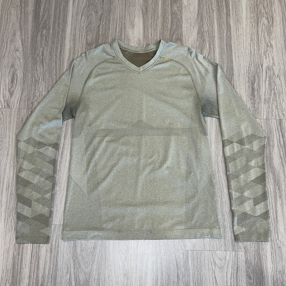 Men’s Lululemon Metal Vent Long Sleeve V neck shirt, size M, light green